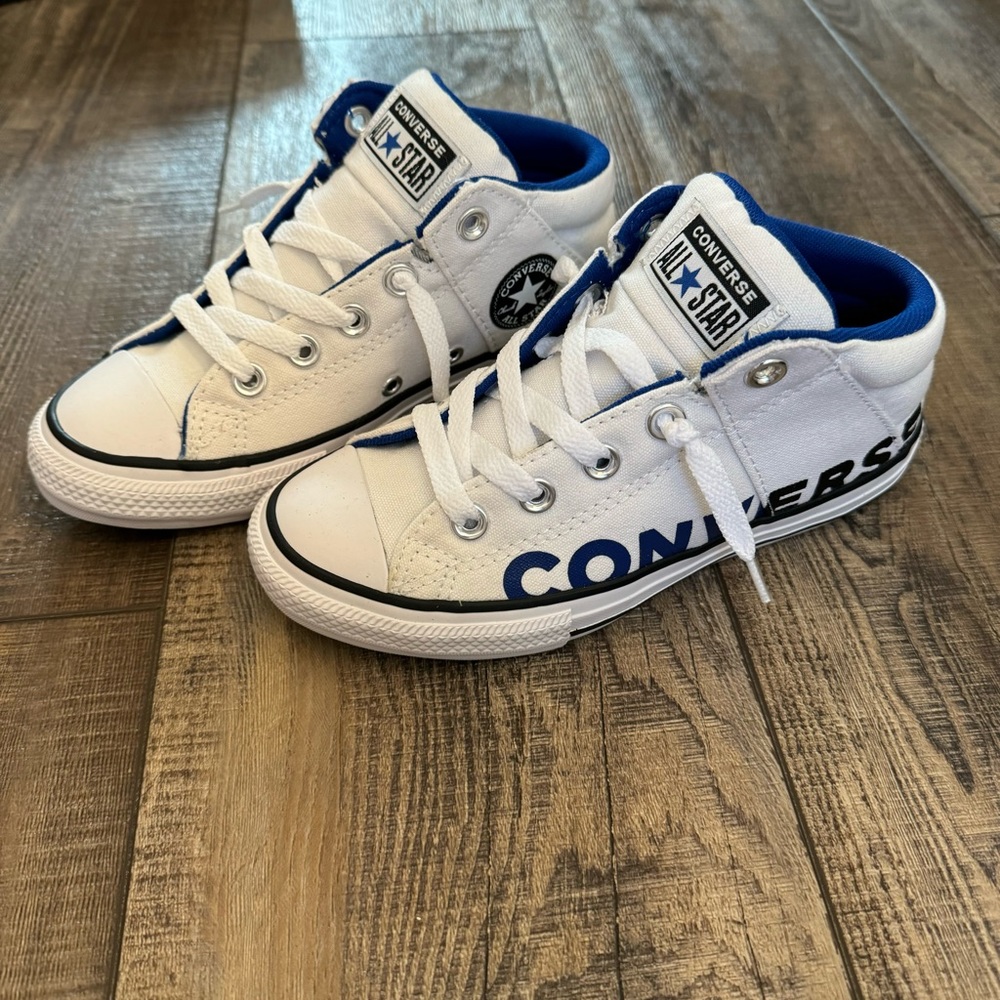 New in Box  Converse Kids Chuck Taylor All Star Axel Mid Top Shoes